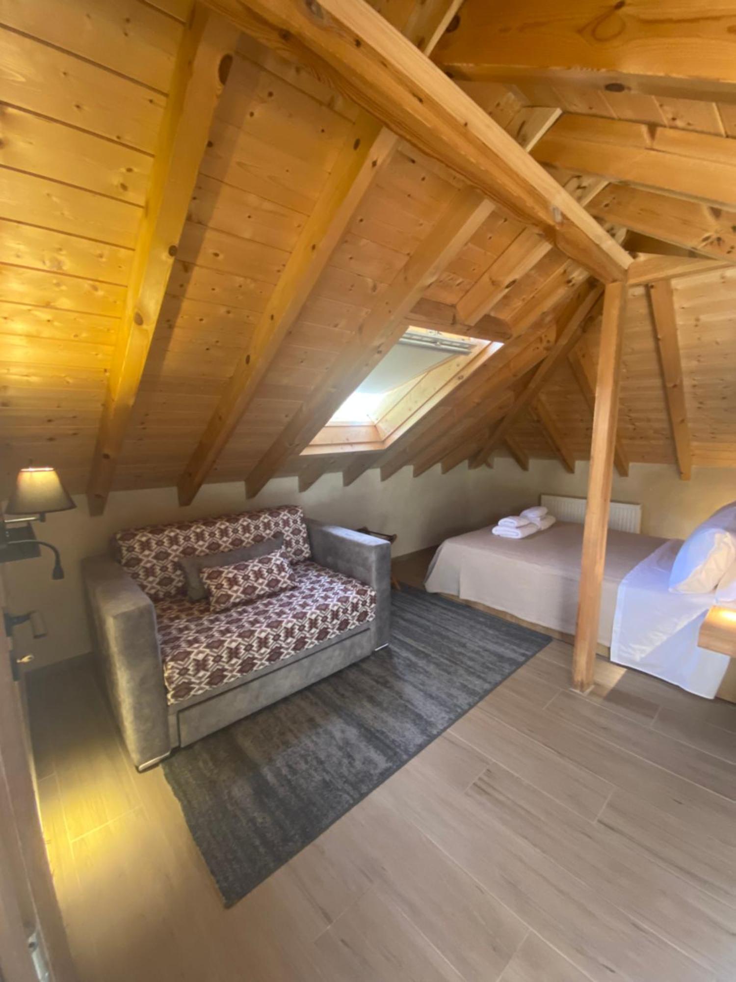 Aristi Boutique Stonehouse With Attic Apartment ภายนอก รูปภาพ